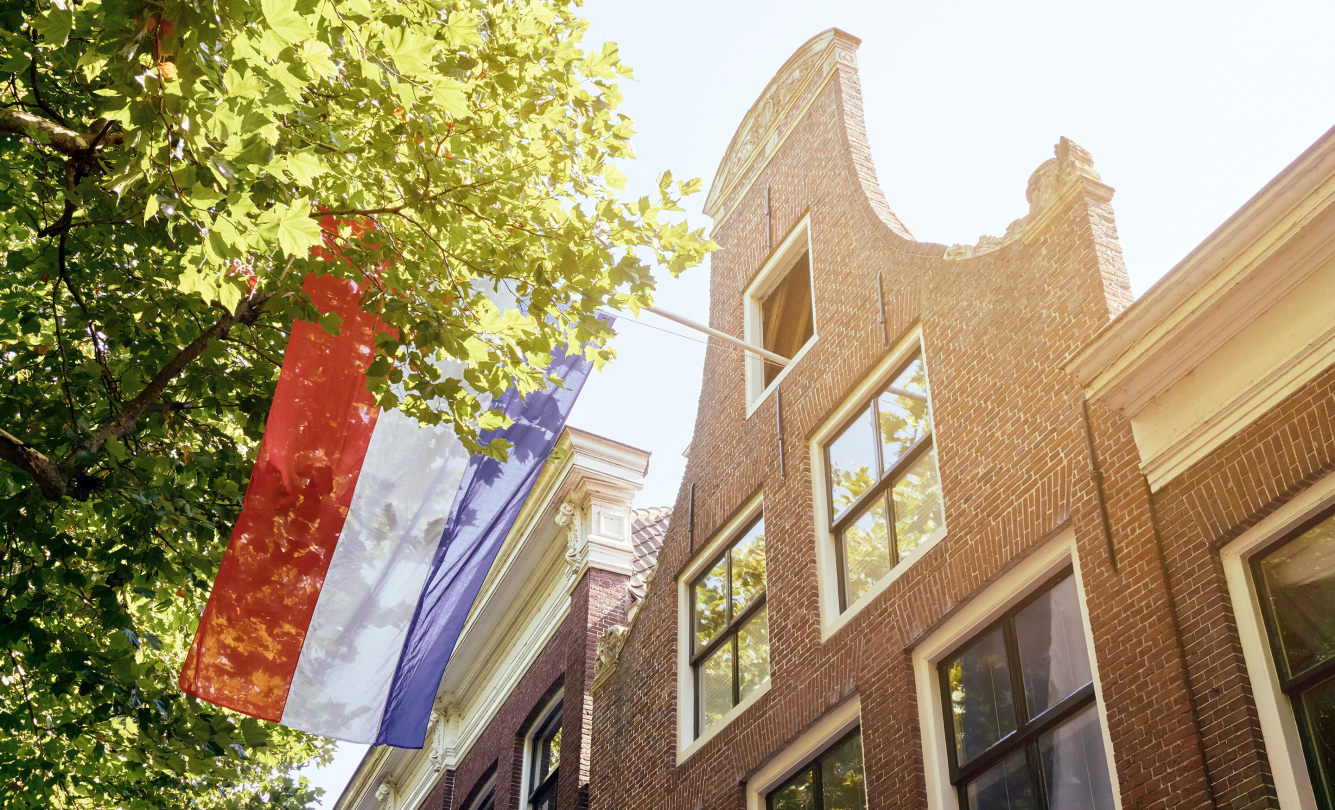 Nederlandse vlag aan gevel