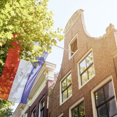 Nederlandse vlag aan gevel