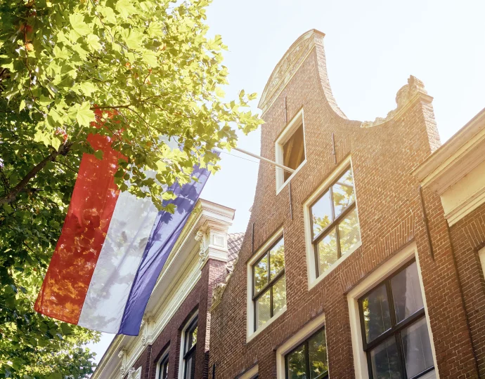 Nederlandse vlag aan gevel