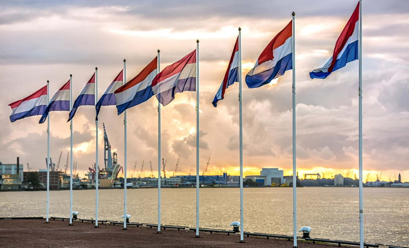 Nederlandse vlaggen in havengebied