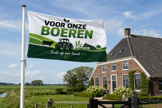 Onze Boeren vlag aan mast bij traditionele Nederlandse boerderij - Hollandvlaggen
